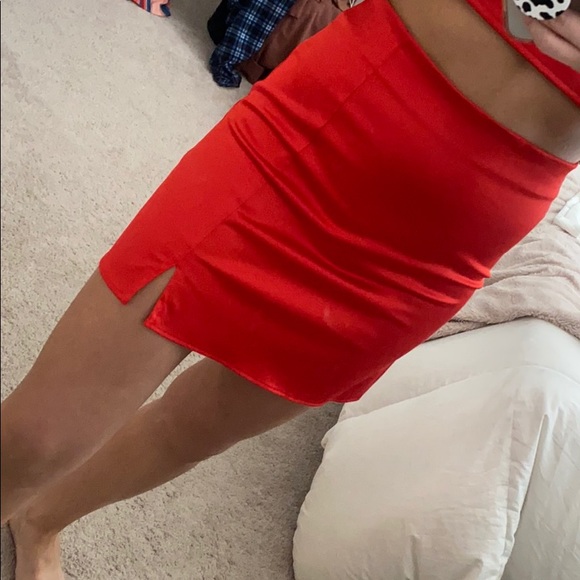 Red hot satin set - Picture 4 of 5